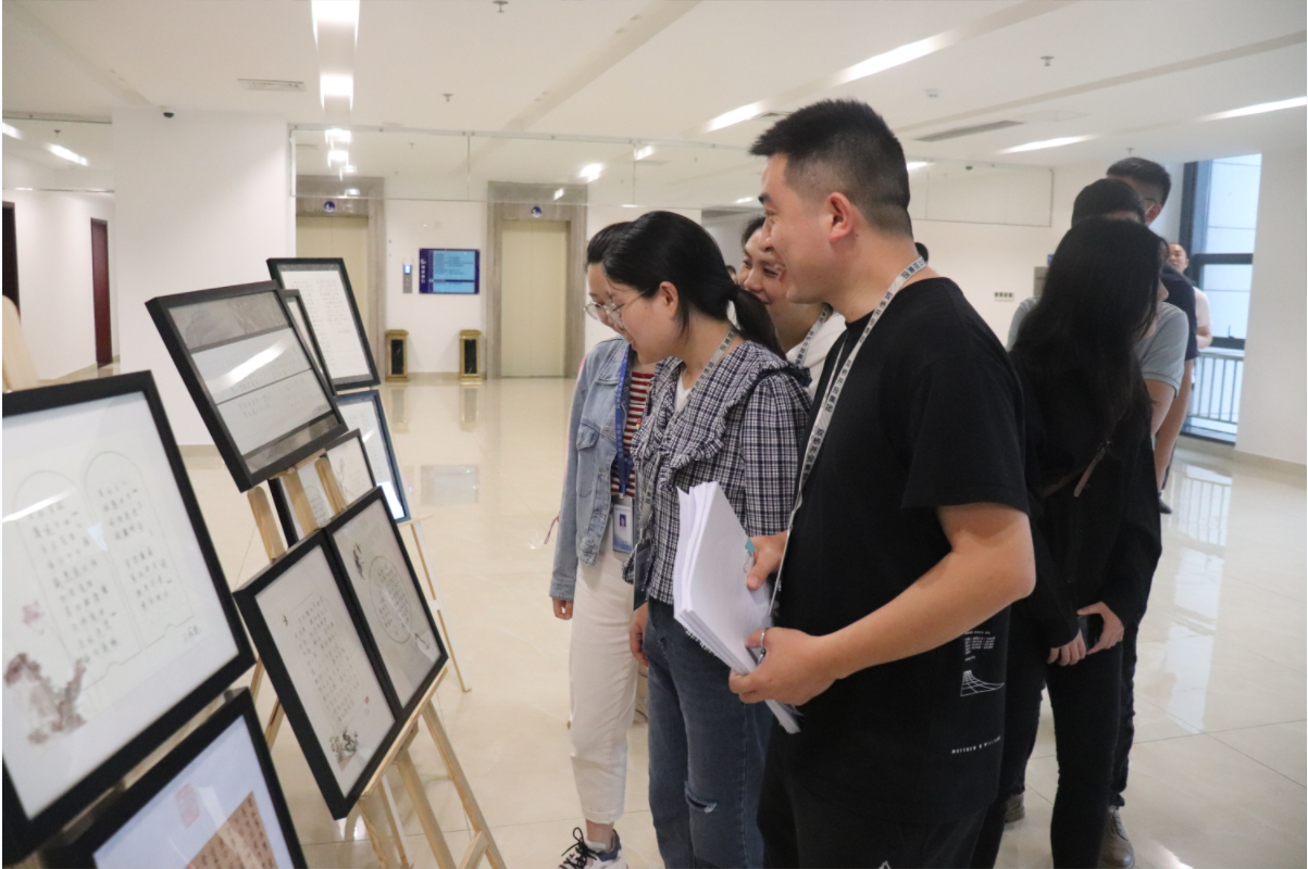 圖為：開投集團(tuán)展出優(yōu)秀獲獎(jiǎng)作品，干部職工及家屬參觀書法作品，學(xué)習(xí)廉潔文化.png